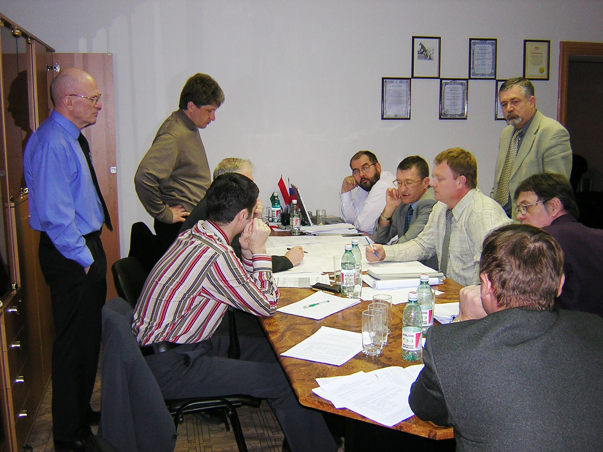 Совещание венгерских и российских специалистов в офисе НПФ "Сосны", апрель 2004 г.