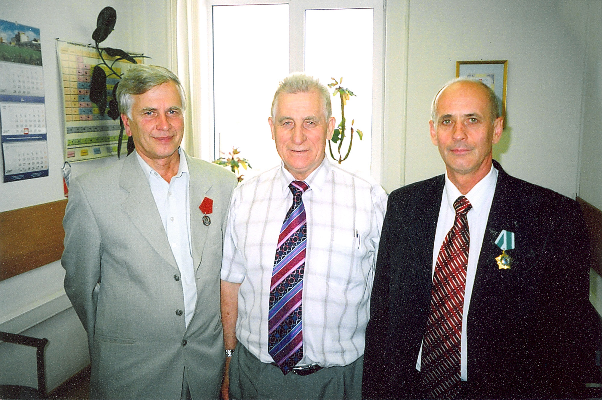 Руководитель работ со стороны НПФ "Сосны" В.П. Смирнов (крайний справа) награжден Орденом Дружбы
